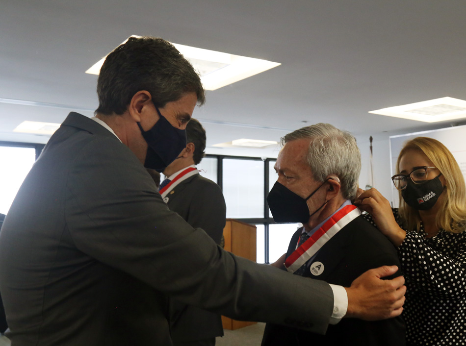O advogado-geral condecorou o conselheiro do TCEMG (Foto: Thiago Rios Gomes)